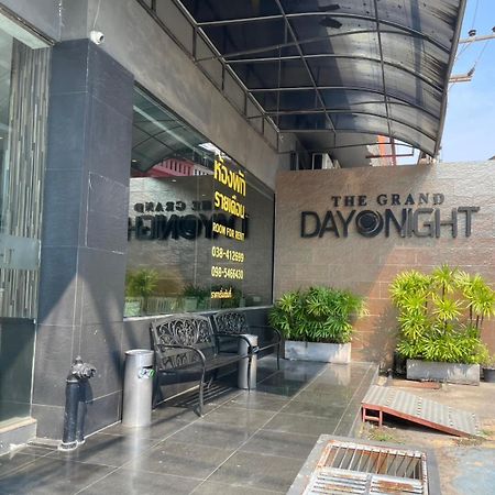 Hotel The Grand Day Night Pattaya Esterno foto